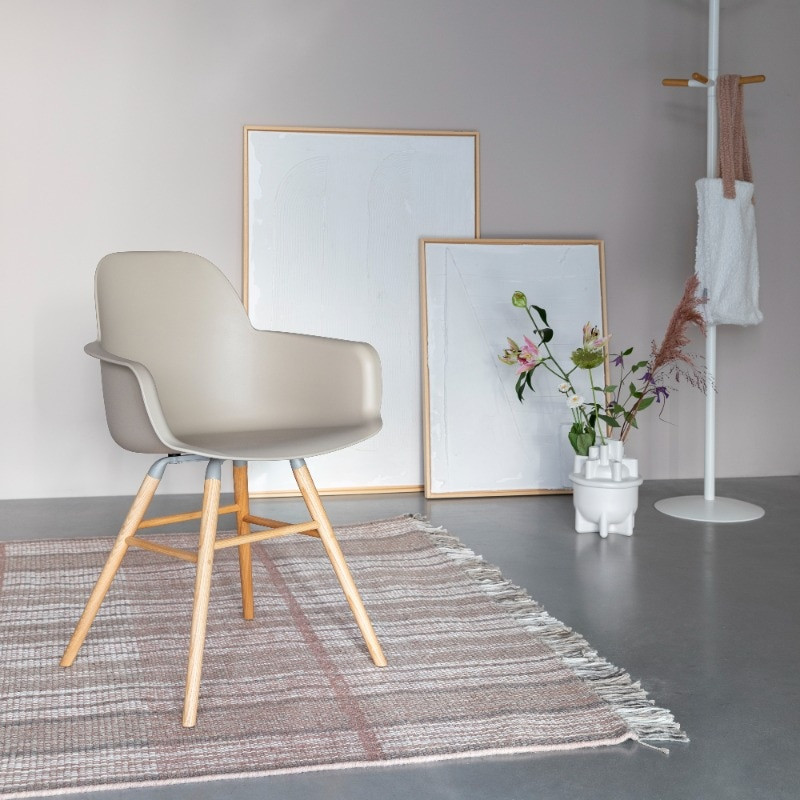 Chaise scandinave avec accoudoirs taupe Albert Zuiver