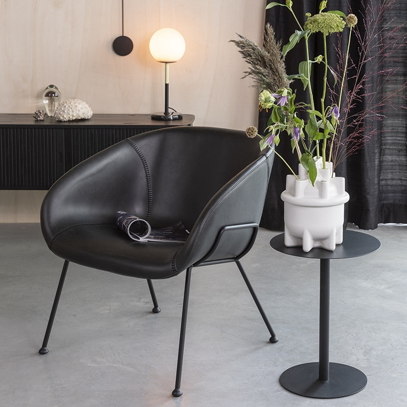 Fauteuil design simili cuir noir Feston Zuiver